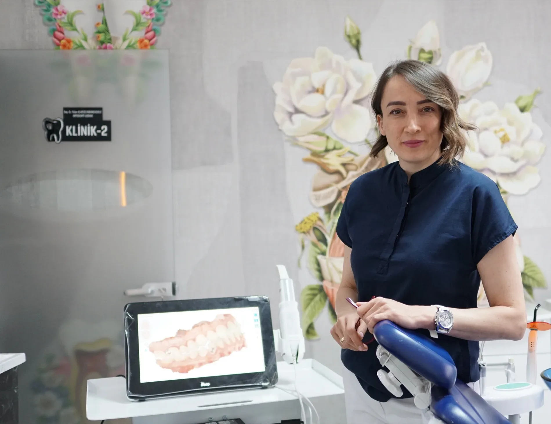 Doç. Dr. Fidan Alakuş Sabuncuoğlu, Şişli'deki kliniğinde ağız içi tarayıcı ile bir hastanın diş ölçümünü incelerken